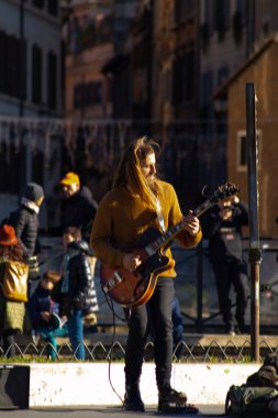 İtalya, Roma 'da gitar çalan sokak müzisyeni