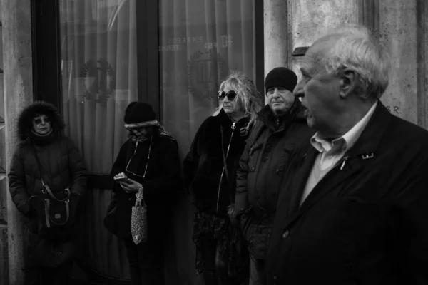 Πέντε άτομα στη στάση του λεωφορείου, στο δρόμο., Ρώμη, Ιταλία — Φωτογραφία Αρχείου