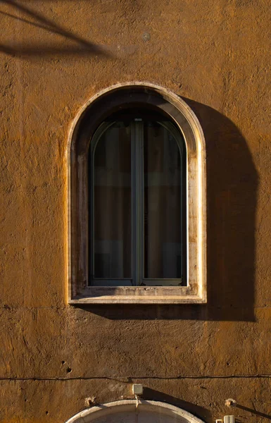 Ventana en Via del Banco di Santo Spirito, Roma, Italia — Foto de Stock