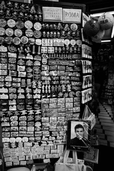 Rome city souvenir shop interior. Rome, Italy — Stock Photo, Image