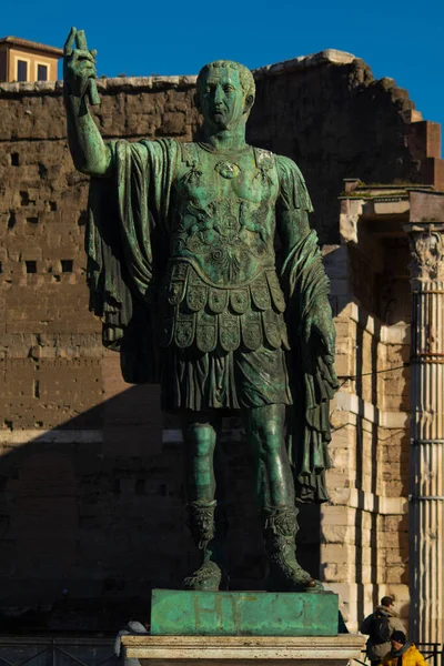 Marco Coceyo Nerva 'nın heykeli, Via dei Fori Imperiali caddesinde. Roma, İtalya