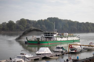 Boretto 'daki Po Nehri' ni tarayan tekne, Emilia Romagna, İtalya
