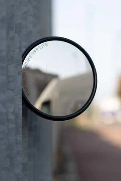 Zicht op een ronde spiegel op een metalen hek, Reggio Emilia. Italië — Stockfoto