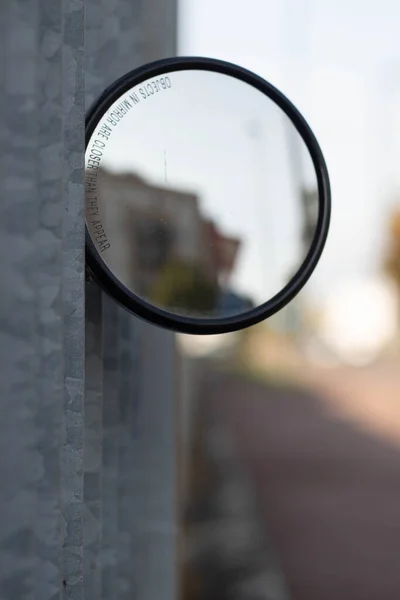 Vista de um espelho circular em uma cerca de metal, Reggio Emilia. Itália — Fotografia de Stock
