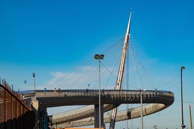 Pescara, Abruzzo, İtalya 'daki bidge Ponte del Mare manzarası