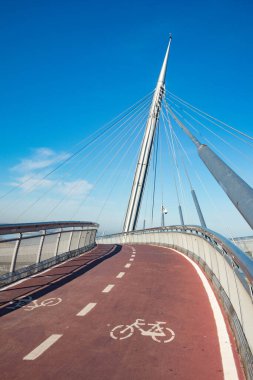 Pescara, Abruzzo, İtalya 'daki bidge Ponte del Mare manzarası