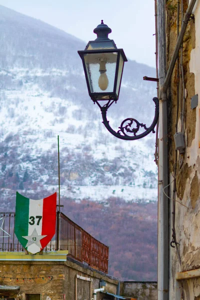 Vista del casco antiguo de la montaña, Abruzzo, Italia — Foto de Stock