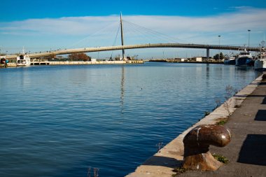 Pescara, Abruzzo, İtalya 'daki bidge Ponte del Mare manzarası