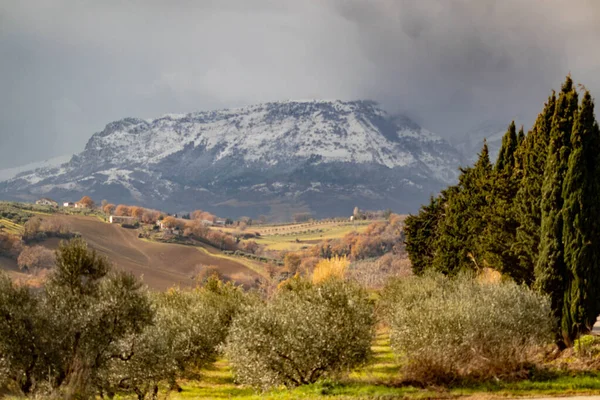 İtalya 'nın Abruzzo kentinin dağ manzarası