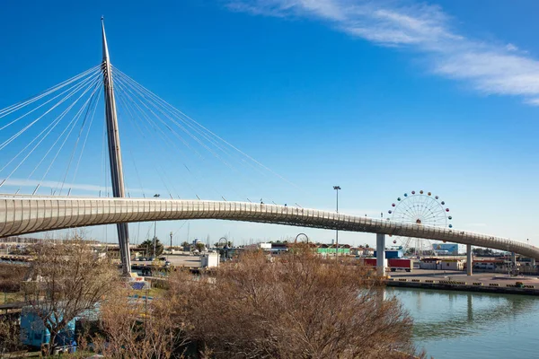 Utsikt över Ponte del Mare i staden Pescara, Abruzzo, Italien Royaltyfria Stockbilder