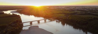 Viadana 'nın havadan görünüşü - Boretto Köprüsü, Emilia Romagna. İtalya