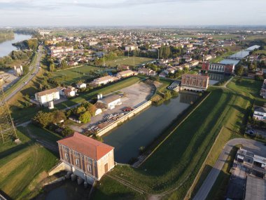 Boretto sulama kanallarının havadan görünüşü, Emilia Romagna. İtalya