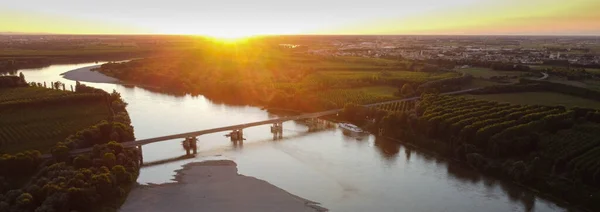 Viadana 'nın havadan görünüşü - Boretto Köprüsü, Emilia Romagna. İtalya