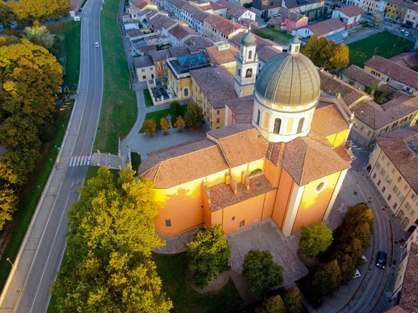 Luchtfoto van de kathedraal van Boretto, Emilia Romagna. Italië — Stockfoto