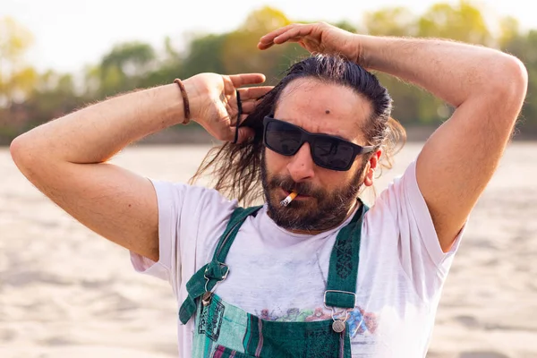 Hippy man with beard and glasses at the beach outdoors on the Beach — Stock Photo, Image