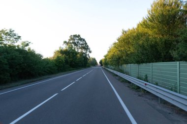 Emilia Romagna tarlalarının ortasındaki İtalyan otoyolu