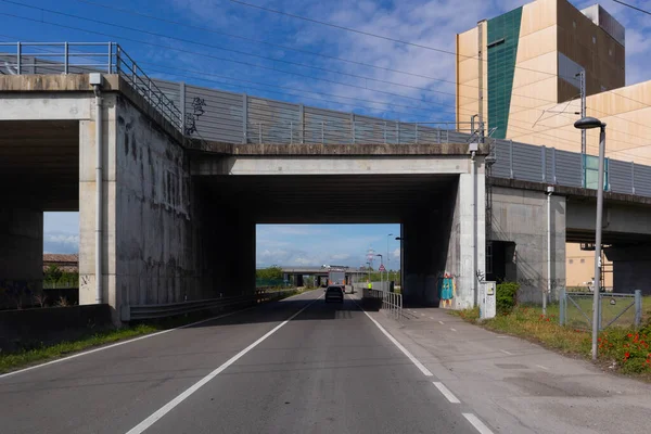 Estrada estatal italiana sob ponte do trem de alta velocidade Emilia Romagna — Fotografia de Stock