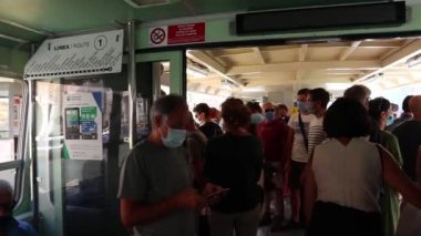 Büyük kanal Venedik İtalya 'da Traghetto' ya giden ilk kişi.