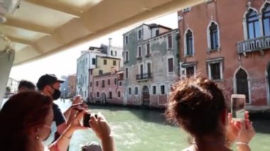 Turistler, İtalya Venedik 'teki büyük kanalda Traghetto' dan fotoğraf çekiyorlar.