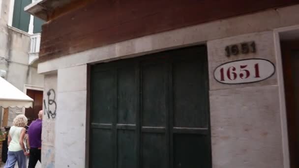 Trekking en una larga calle residencial, Venecia Italia — Vídeo de stock