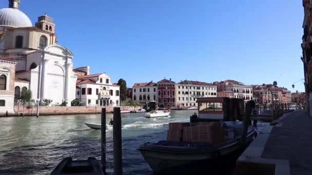 Barco a motor navegando en el gran canal, Venecia Italia — Vídeos de Stock
