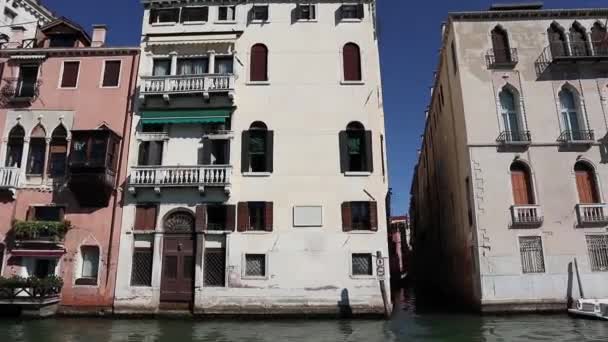 View of Venetian architecture from the Tragetto sailing on the Grand Canal, Venice Italy — Stock Video