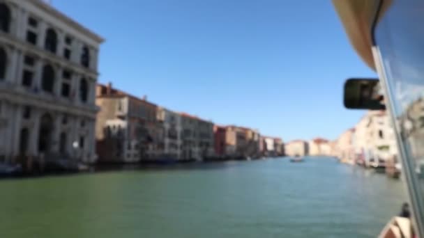 Blick auf die venezianische Architektur vom Tragetto auf dem Canal Grande, Venedig Italien — Stockvideo