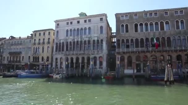 Blick auf die venezianische Architektur vom Tragetto auf dem Canal Grande, Venedig Italien — Stockvideo