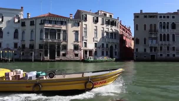 Vista de la arquitectura veneciana desde el Tragetto navegando por el Gran Canal, Venecia Italia — Vídeo de stock