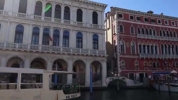 Vista de la arquitectura veneciana desde el Tragetto navegando por el Gran Canal, Venecia Italia — Vídeos de Stock