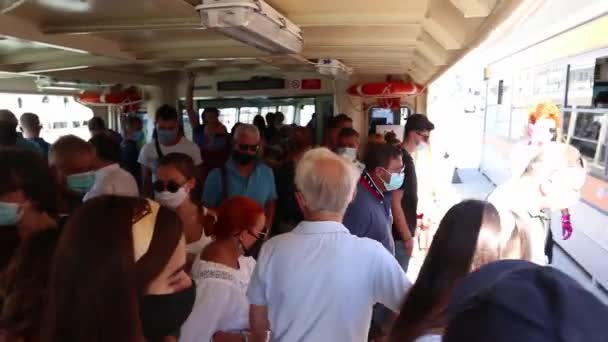 Büyük kanal Venedik İtalya 'da Traghetto' ya giden ilk kişi. — Stok video