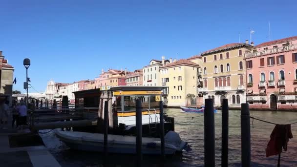 Vista de la arquitectura veneciana desde el Tragetto navegando por el Gran Canal, Venecia Italia — Vídeos de Stock