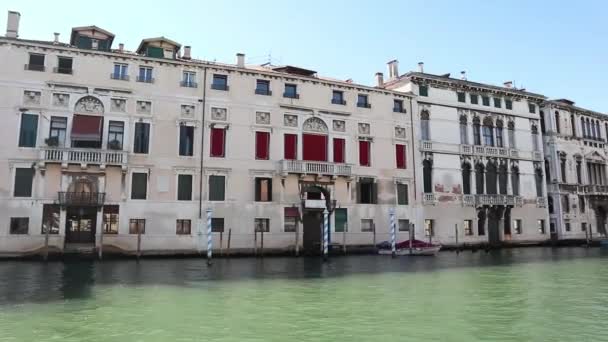 View of Venetian architecture from the Tragetto sailing on the Grand Canal, Venice Italy — Stock Video