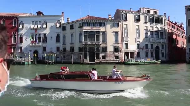 Vista de la arquitectura veneciana desde el Tragetto navegando por el Gran Canal, Venecia Italia — Vídeo de stock