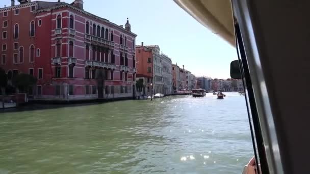 Widok pierwszej osoby na traghetto pływające po wielkim kanale, Wenecja Włochy — Wideo stockowe