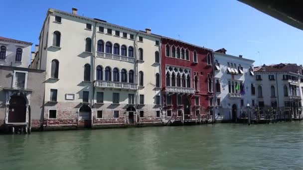 Vista de la arquitectura veneciana desde el Tragetto navegando por el Gran Canal, Venecia Italia — Vídeos de Stock