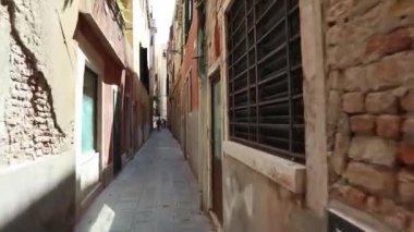 Venedik İtalya 'da tipik bir Venedik caddesinde yürüyorum.