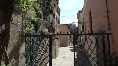 Venedik İtalya 'da tipik bir Venedik caddesinde yürüyorum.