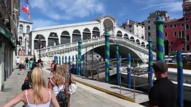 15.05.2020. Venedik İtalya 'da, ortak dönemde Ponte Rialto' ya doğru yürüyoruz.