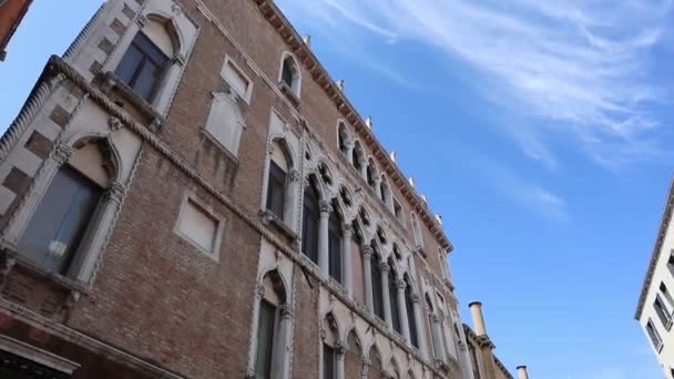 Вид на итальянскую архитектуру с канала, Венеция, Италия — стоковое видео