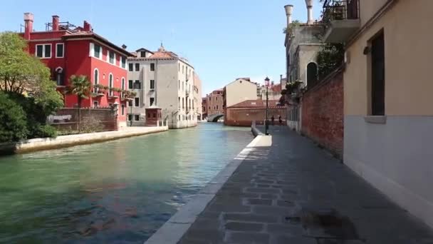 Caminando en una típica calle veneciana, Venecia Italia — Vídeo de stock