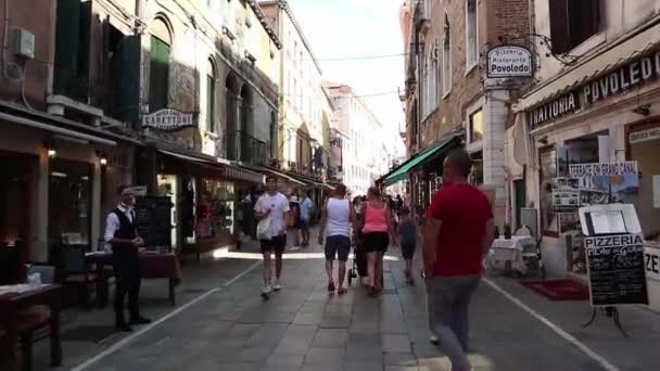 威尼斯，意大利。07.15.2020 。威尼斯意大利，走在一条尖峰的商业街上 — 图库视频影像