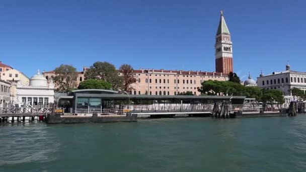 Vista de la arquitectura veneciana desde el Tragetto navegando por el Gran Canal, Venecia Italia — Vídeo de stock