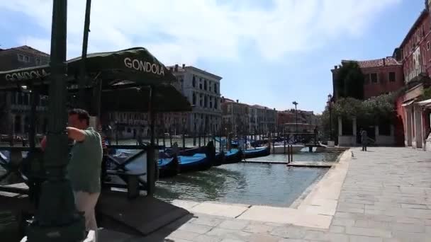 Vista de la arquitectura veneciana desde el Tragetto navegando por el Gran Canal, Venecia Italia — Vídeos de Stock