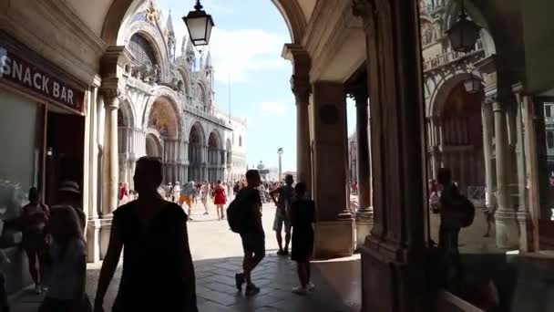 Βενετία, Ιταλία 15.05.2020 Περπάτημα προς τον καθεδρικό ναό του San Marcos, Βενετία, Ιταλία σε περιόδους covid — Αρχείο Βίντεο