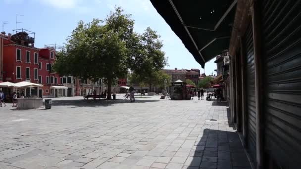 Caminhando em uma rua típica veneziana, Veneza Itália — Vídeo de Stock