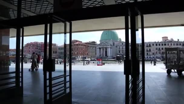 Primeira vista de Veneza chegou à estação de trem, Veneza Itália — Vídeo de Stock