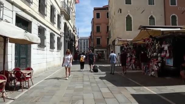 Veneza, Itália. 07.15.2020. Caminhando em uma rua comercial típica, Veneza Itália — Vídeo de Stock