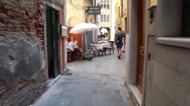 Venedik, İtalya. 07.15.2020. Tipik dar bir sokakta yürüyorum Venedik İtalya 'da