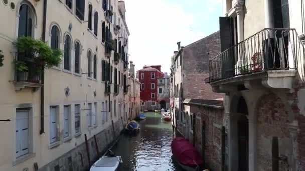 Vista de un canal estrecho y casas típicas, Venecia Italia — Vídeo de stock